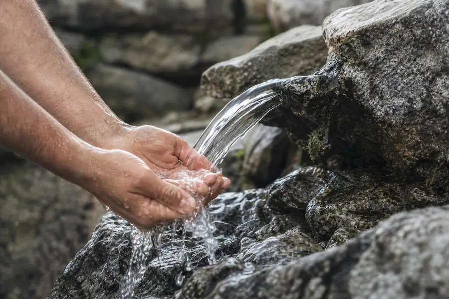 Hands running under cold water